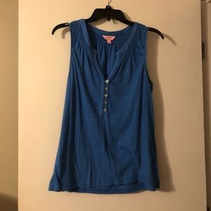 Blue lily Pulitzer large Essie top